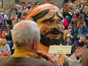 Fires de Sant Narcís 2021. Passejada amb els capgrossos pels carrers del Barri Vell