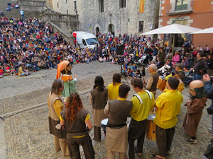 Fires de Sant Narcís 2021. Passejada amb els capgrossos pels carrers del Barri Vell