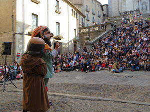 Fires de Sant Narcís 2021. Passejada amb els capgrossos pels carrers del Barri Vell