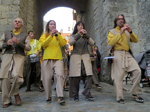 Fires de Sant Narcís 2021. Passejada amb els capgrossos pels carrers del Barri Vell