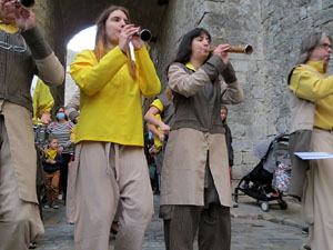 Fires de Sant Narcís 2021. Passejada amb els capgrossos pels carrers del Barri Vell