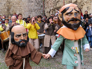 Fires de Sant Narcís 2021. Passejada amb els capgrossos pels carrers del Barri Vell