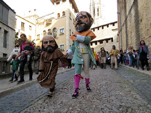 Fires de Sant Narcís 2021. Passejada amb els capgrossos pels carrers del Barri Vell