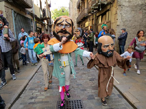 Fires de Sant Narc&iacute;s 2021. Passejada amb els capgrossos pels carrers del Barri Vell