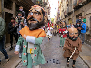 Fires de Sant Narc&iacute;s 2021. Passejada amb els capgrossos pels carrers del Barri Vell