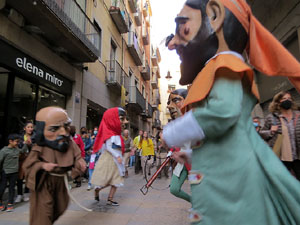 Fires de Sant Narc&iacute;s 2021. Passejada amb els capgrossos pels carrers del Barri Vell