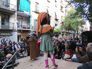 Fires de Sant Narc&iacute;s 2021. Passejada amb els capgrossos pels carrers del Barri Vell