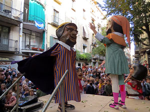 Fires de Sant Narc&iacute;s 2021. Passejada amb els capgrossos pels carrers del Barri Vell