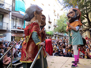 Fires de Sant Narc&iacute;s 2021. Passejada amb els capgrossos pels carrers del Barri Vell