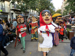 Fires de Sant Narc&iacute;s 2021. Passejada amb els capgrossos pels carrers del Barri Vell