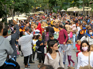 Fires de Sant Narc&iacute;s 2021. Passejada amb els capgrossos pels carrers del Barri Vell
