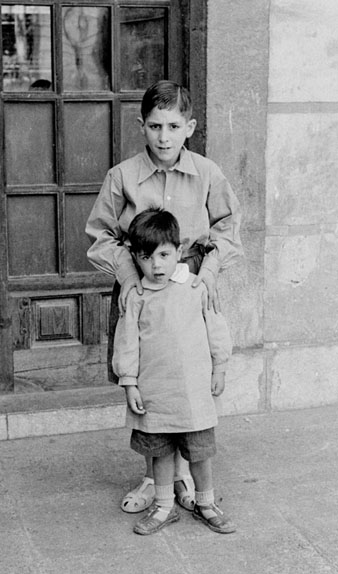 Dos infants al pati de l'Hospici. 1957