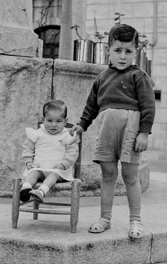 Dos infants al pati de l'Hospici. 1956