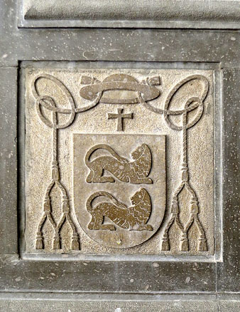 Escut del bisbe Tomàs de Lorenzana a la placa commemorativa de l'entrada de la Casa de Cultura. 1951