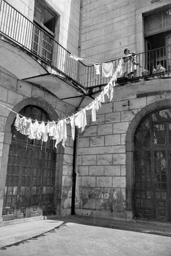 Roba estesa al pati de l'Hospici. 1962