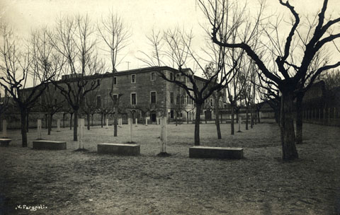 Pati exterior de l'antic Hospici de Girona. 1911