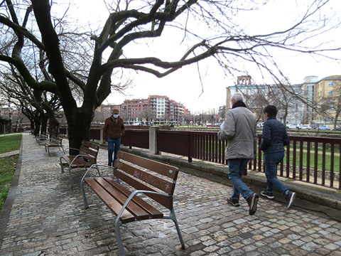 Els jardins del carrer del Carme, al costat del riu Onyar