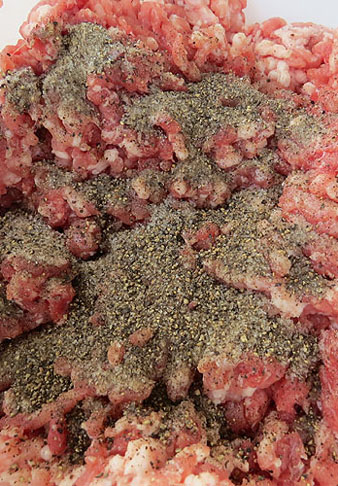 Condimentaci&oacute; de la carn per les botifarres