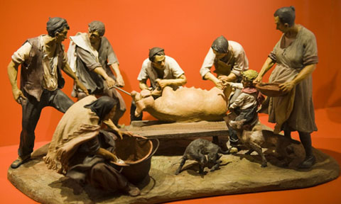La matan&ccedil;a del porc, Josep Trait&eacute;, 1987, escultura de terracota, 61 � 38 � 30,5 cm. Museu de la Vida Rura (L�Espluga de Francol&iacute;)