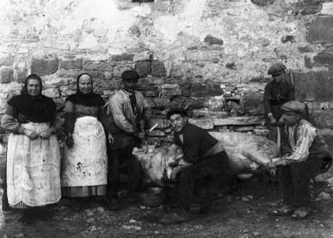 La matan&ccedil;a del Porc a la Grossa de Moi�. Ca. 1933