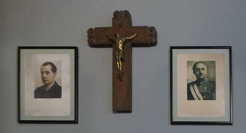 Mobiliari present a les aules escolars. Jose Antonio Primo de Rivera, Crucifix, Francisco Franco Bahamonde