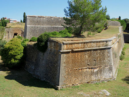 Vista parcial de les restes del castell de Montjuïc