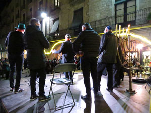 Nadal 2021. Encesa de les llums de Hanukk&agrave; a la pla&ccedil;a del Vi