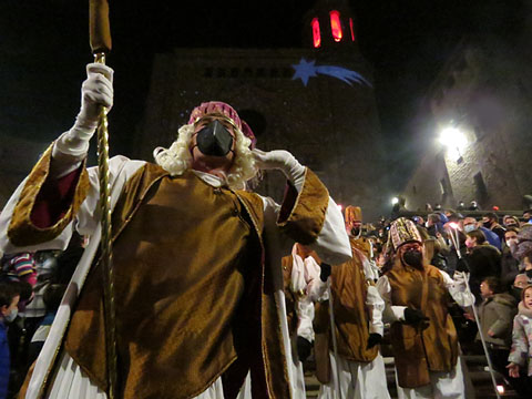 El mag Naj-Mandin baixant les escales de la Catedral