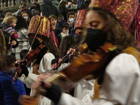 Els m&uacute;sics dels mag Naj-Mandin baixant les escales de la Catedral