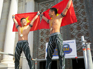 Nadal 2021. R&egrave;cord Guiness de pujada d'escales de Giang Brothers