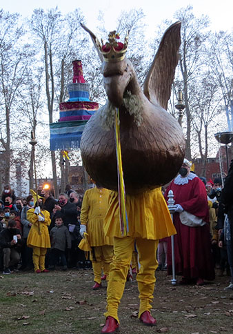 L'Àliga de la Ciutat ballant davant els Reis al Campament Reial