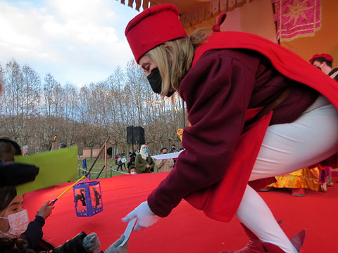 Els patges recollint les cartes de la mainada al Campament