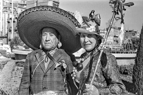 Pere Oliver i Soledat Marqu&egrave;s, en Rateta i la Sidrala, durant les festes de Carnestoltes, a la pla&ccedil;a Catalunya. 1973