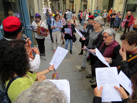 Cantada de Caramelles pels carrers de Girona