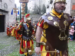 Setmana Santa 2022 a Girona. Sortida dels Manaies per lliurar el Penó