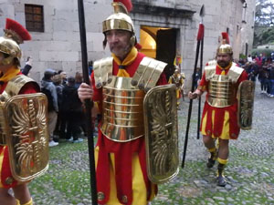 Setmana Santa 2022 a Girona. Sortida dels Manaies per lliurar el Penó