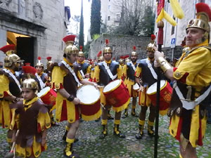 Setmana Santa 2022 a Girona. Sortida dels Manaies per lliurar el Penó