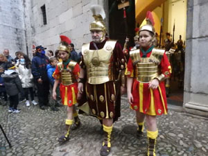 Setmana Santa 2022 a Girona. Sortida dels Manaies per lliurar el Penó