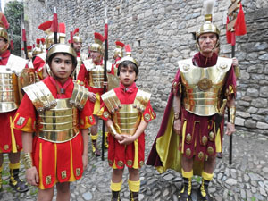 Setmana Santa 2022 a Girona. Sortida dels Manaies per lliurar el Penó