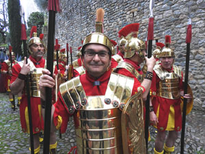 Setmana Santa 2022 a Girona. Sortida dels Manaies per lliurar el Penó