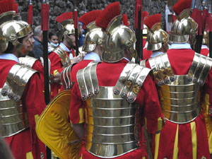 Setmana Santa 2022 a Girona. Sortida dels Manaies per lliurar el Penó