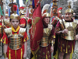 Setmana Santa 2022 a Girona. Sortida dels Manaies per lliurar el Penó