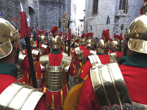 Setmana Santa 2022 a Girona. Sortida dels Manaies per lliurar el Penó