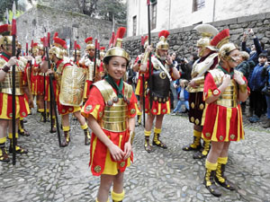 Setmana Santa 2022 a Girona. Sortida dels Manaies per lliurar el Penó