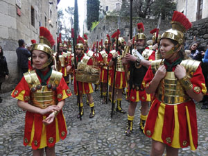 Setmana Santa 2022 a Girona. Sortida dels Manaies per lliurar el Penó