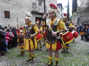 Setmana Santa 2022 a Girona. Sortida dels Manaies per lliurar el Penó