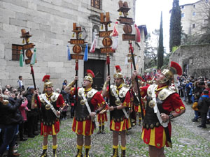 Setmana Santa 2022 a Girona. Sortida dels Manaies per lliurar el Penó