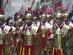 Setmana Santa 2022 a Girona. Sortida dels Manaies per lliurar el Penó