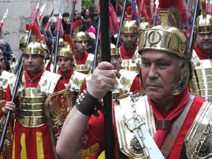 Setmana Santa 2022 a Girona. Sortida dels Manaies per lliurar el Penó