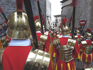 Setmana Santa 2022 a Girona. Sortida dels Manaies per lliurar el Penó